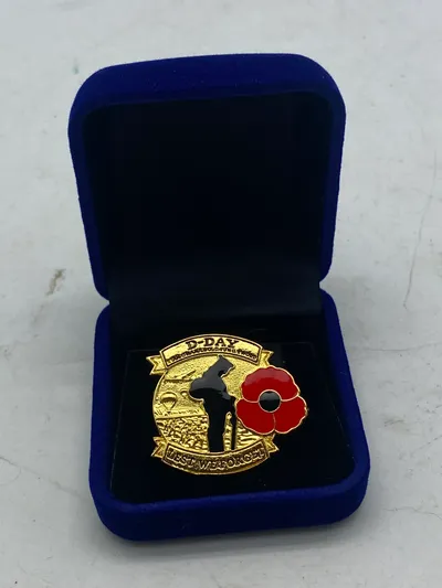 D-day pin med æske