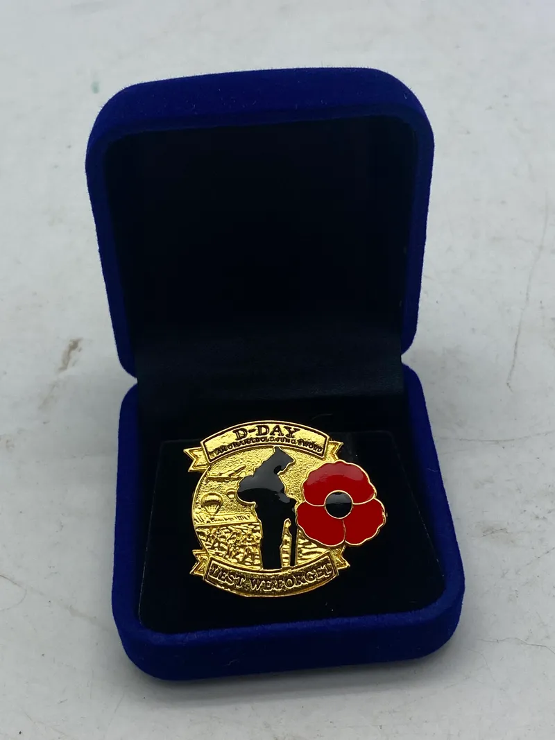 D-day pin med æske