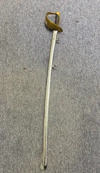 Original HMAK sabel model 1950 - uden klinge - kræver derfor ikke tilladelse. Så vil du have en tilladelses fri  “sabel” på væggen, så skal du slå til nu