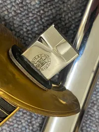 Original HMAK sabel model 1950 - uden klinge - kræver derfor ikke tilladelse. Så vil du have en tilladelses fri  “sabel” på væggen, så skal du slå til nu