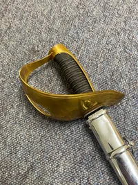 Original HMAK sabel model 1950 - uden klinge - kræver derfor ikke tilladelse. Så vil du have en tilladelses fri  “sabel” på væggen, så skal du slå til nu