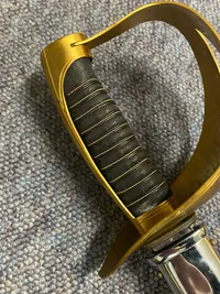 Original HMAK sabel model 1950 - uden klinge - kræver derfor ikke tilladelse. Så vil du have en tilladelses fri  “sabel” på væggen, så skal du slå til nu