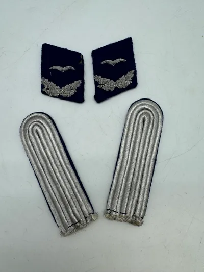 Originale tyske WW2 Luftwaffe skulderstropper og kravespejle læge blå våbenfarve