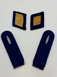 Originale tyske WW2 Luftwaffe skulderstropper og kravespejle læge blå våbenfarve