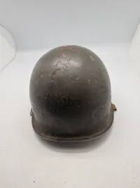 Original amerikansk hjelm - hjelmskal er fra ww2 med frontseam - inderhjelm er senere