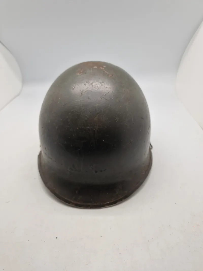 Original amerikansk hjelm - hjelmskal er fra ww2 med frontseam - inderhjelm er senere