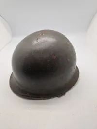 Original amerikansk hjelm - hjelmskal er fra ww2 med frontseam - inderhjelm er senere