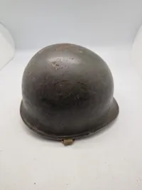 Original amerikansk hjelm - hjelmskal er fra ww2 med frontseam - inderhjelm er senere