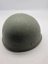 Original amerikansk hjelm - hjelmskal er fra ww2 med frontseam - inderhjelm er senere