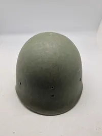 Original amerikansk hjelm - hjelmskal er fra ww2 med frontseam - inderhjelm er senere