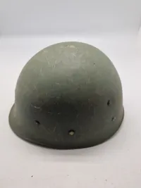 Original amerikansk hjelm - hjelmskal er fra ww2 med frontseam - inderhjelm er senere