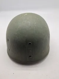 Original amerikansk hjelm - hjelmskal er fra ww2 med frontseam - inderhjelm er senere