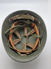 Original amerikansk hjelm - hjelmskal er fra ww2 med frontseam - inderhjelm er senere