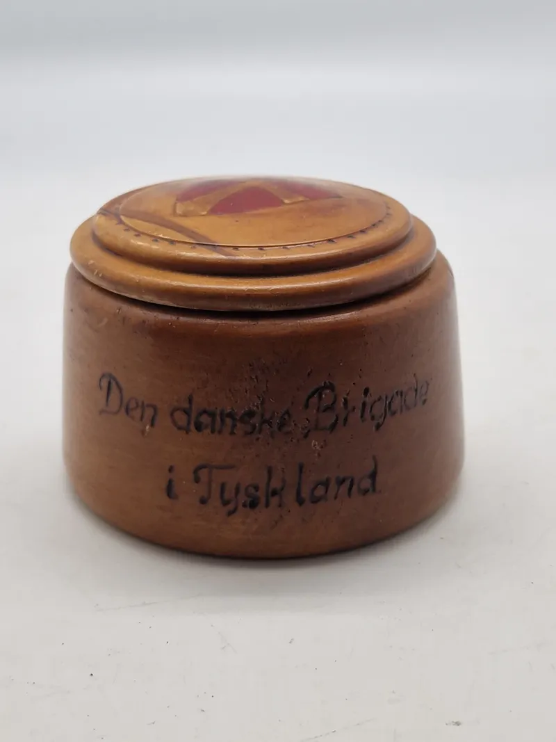 Original skål med låg til minde om tjenesten i den danske brigade i Tyskland