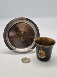 Lot dansk militaria - bl.a. mønt til minde om den kongelige livgarde