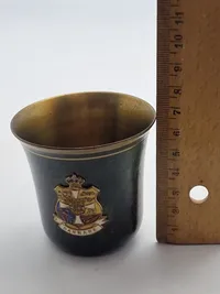 Lot dansk militaria - bl.a. mønt til minde om den kongelige livgarde