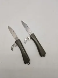 To stk originale HMAK foldeknive - forgængeren for den røde Victorinox