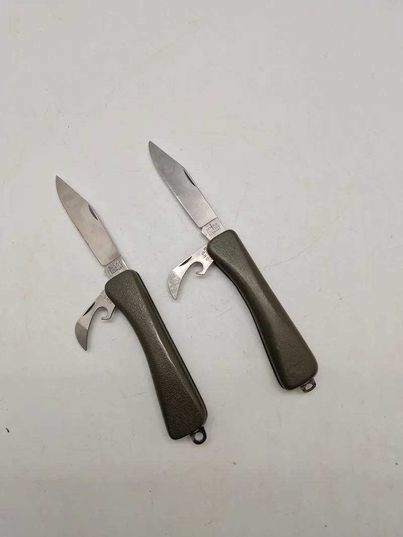 To stk originale HMAK foldeknive - forgængeren for den røde Victorinox