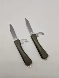 To stk originale HMAK foldeknive - forgængeren for den røde Victorinox