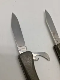 To stk originale HMAK foldeknive - forgængeren for den røde Victorinox
