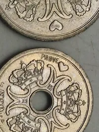 To stk danske prøve mønter, 1 krone og 2 krone (bemærk de er præget “prøve”)