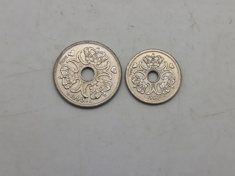 To stk danske prøve mønter, 1 krone og 2 krone (bemærk de er præget “prøve”)
