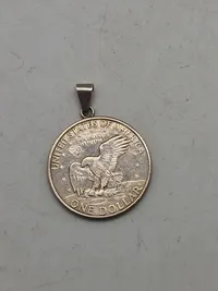 One dollar af sølv lavet som halskæde