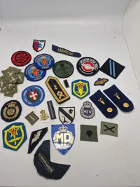 Samling militære stofmærker