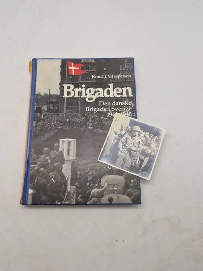 Brigaden bog med originalt foto