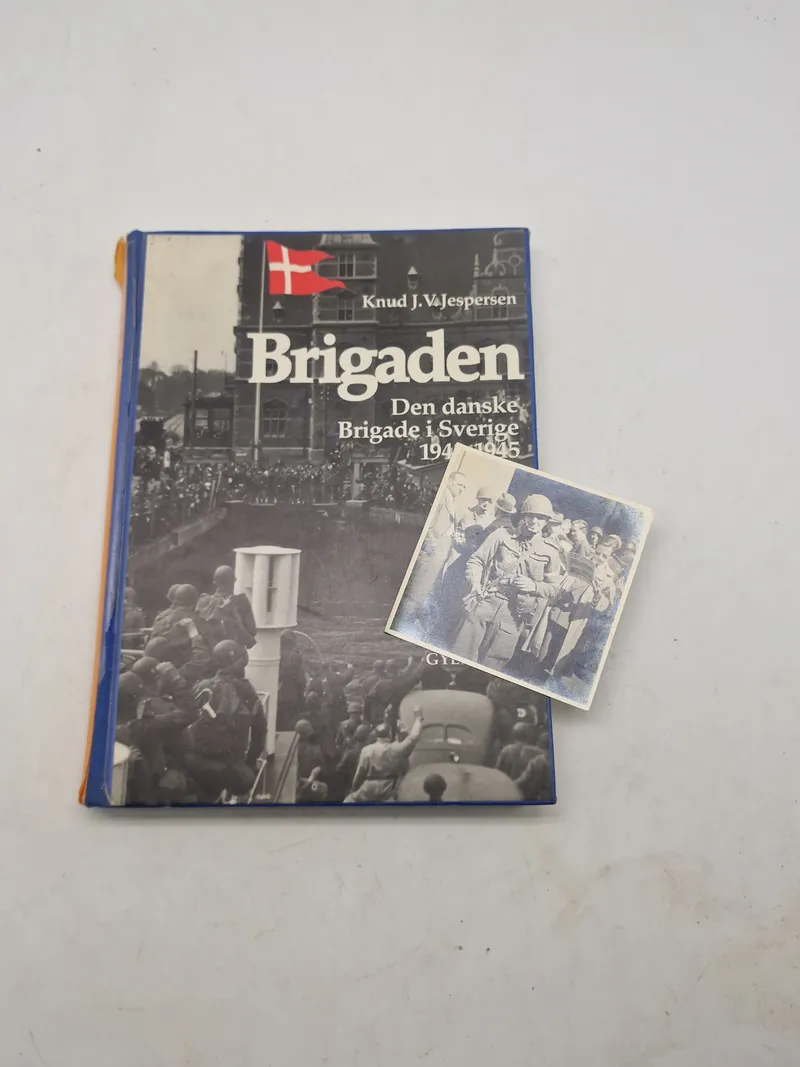 Brigaden bog med originalt foto