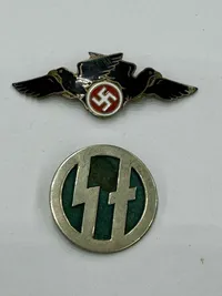 Originalt Dansk D.N.S.A.P. ravnemærke med S.A nummer og originalt SA kasketmærke. WW2, Ekstremt sjældent.
