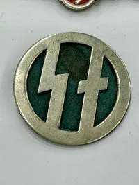 Originalt Dansk D.N.S.A.P. ravnemærke med S.A nummer og originalt SA kasketmærke. WW2, Ekstremt sjældent.
