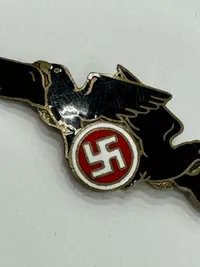 Originalt Dansk D.N.S.A.P. ravnemærke med S.A nummer og originalt SA kasketmærke. WW2, Ekstremt sjældent.
