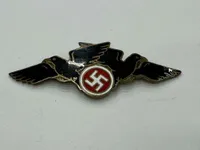 Originalt Dansk D.N.S.A.P. ravnemærke med S.A nummer og originalt SA kasketmærke. WW2, Ekstremt sjældent.