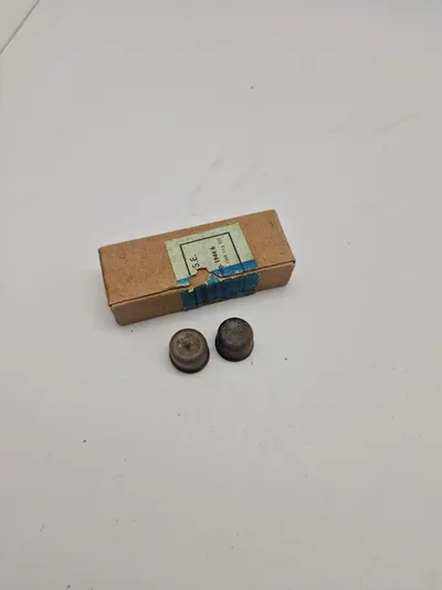Original 9 mm æske & to mundingsbeskyttere for K98 riffel