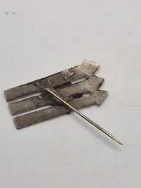 Sjælden original tidlig DSU nål (DSU begyndte i de tidlige 30’ere at anvende 3 pile mærket som kamptegn i mod nazismen