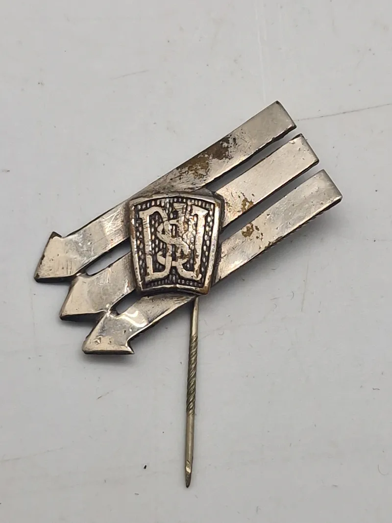 Sjælden original tidlig DSU nål (DSU begyndte i de tidlige 30’ere at anvende 3 pile mærket som kamptegn i mod nazismen