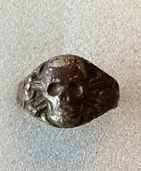 Original tysk “kantinering/dødningehoved ring” - jordfund fra østfronten