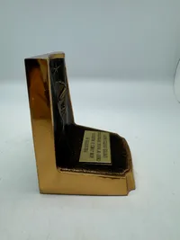 Amerikansk bronze udenmærkelse givet af Admiral James D. Watkins (1989–1993) vejer over 3 kilo