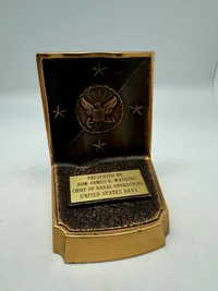 Amerikansk bronze udenmærkelse givet af Admiral James D. Watkins (1989–1993) vejer over 3 kilo