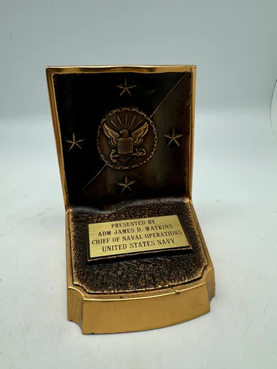 Amerikansk bronze udenmærkelse givet af Admiral James D. Watkins (1989–1993) vejer over 3 kilo