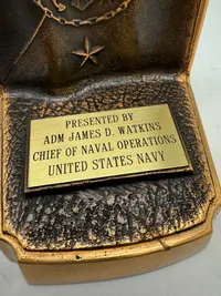 Amerikansk bronze udenmærkelse givet af Admiral James D. Watkins (1989–1993) vejer over 3 kilo