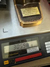 Amerikansk bronze udenmærkelse givet af Admiral James D. Watkins (1989–1993) vejer over 3 kilo