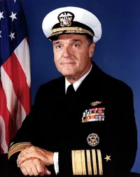 Amerikansk bronze udenmærkelse givet af Admiral James D. Watkins (1989–1993) vejer over 3 kilo