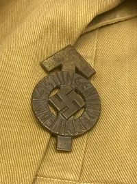 Original tysk Hitler jugend uniforms trøje med Leistungsabzeichen i bronze, trekant fra Nord Nordsee og skydesnor