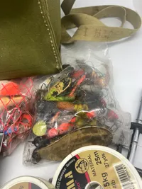 Stort lot fiskeudstyr pakket i original engelsk gasmaske taske M/45