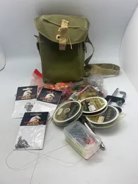 Stort lot fiskeudstyr pakket i original engelsk gasmaske taske M/45