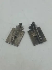 To stk originale Georg Jensen kongemærker - sterlingsølv og emalje