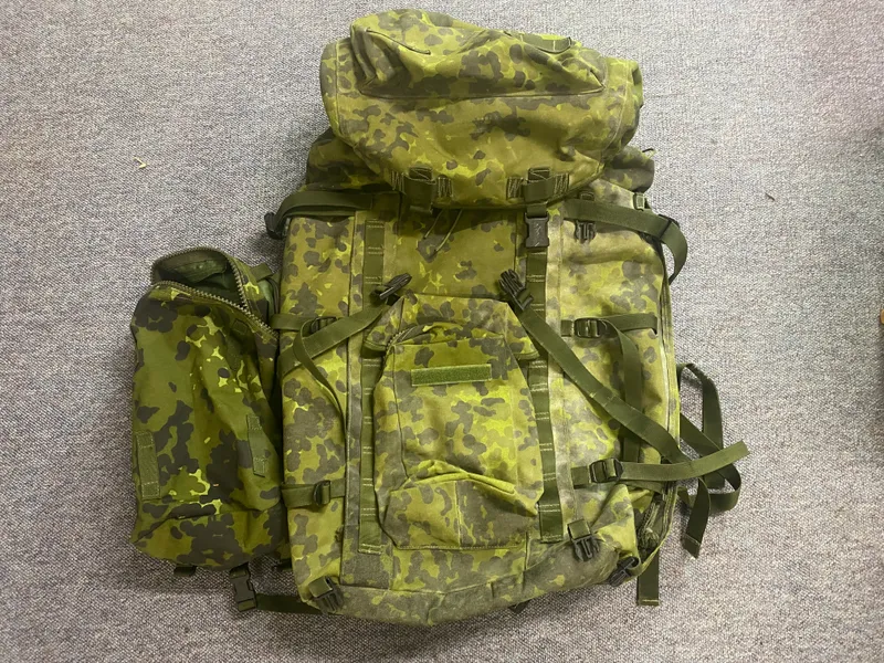 Original “sej” rygsæk fra det danske forsvar, med en sidetaske