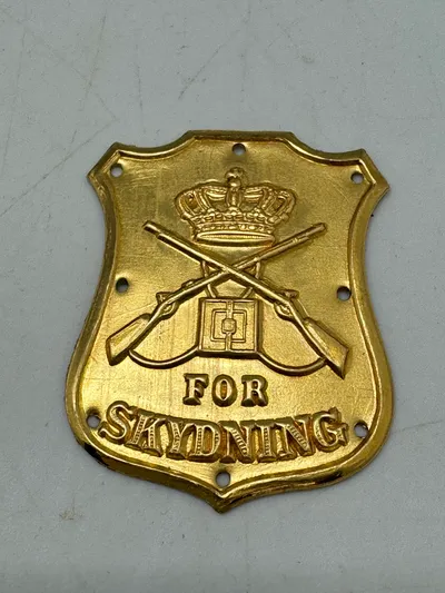 Ubrugt mint Dansk Skytteskjold 1903 anlagt på venstre overærme
